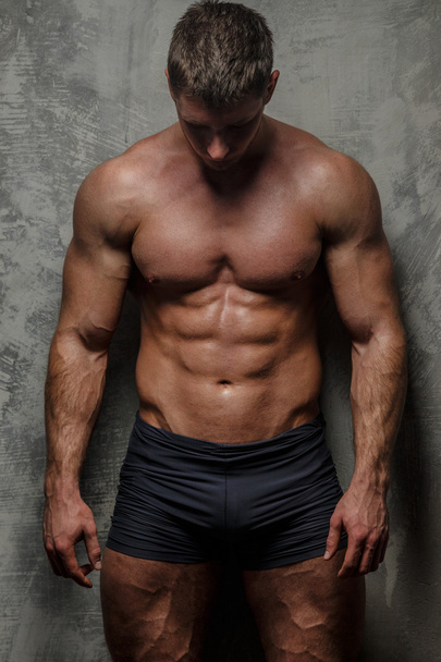 Mężczyzna ze stawianiem mięśni ciała - Zdjęcie, obraz