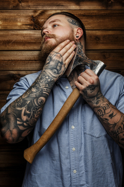 Tattoed man in blauw shirt. - Foto, afbeelding