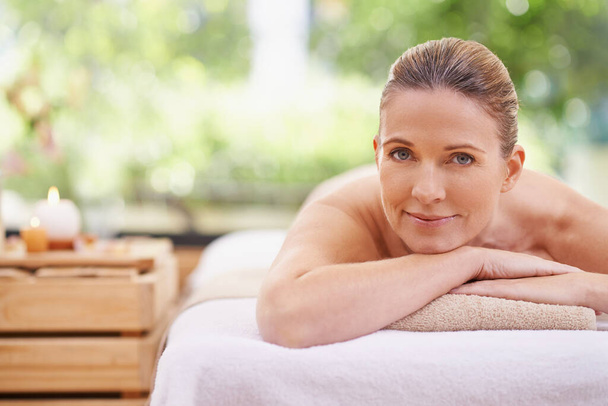 Esto es relajación suprema. una mujer en un spa de día relajándose en una mesa de masaje - Foto, Imagen