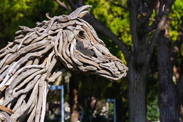 Close-up de decorações de rua. Cabeça de cavalo feita de paus de madeira - Foto, Imagem