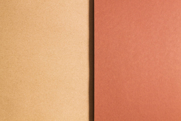 Minimalistische monochrome compositie gevormd door twee kaarten in verschillende tinten bruin. - Foto, afbeelding