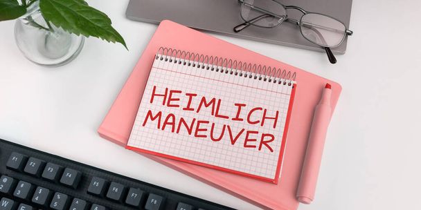 Tekst met inspiratie Heimlich Maneuver, Business idee toepassing van opwaartse druk in geval van verstikking - Foto, afbeelding