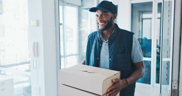 Black man ecommerce and box for delivery to office, excited and wow for deal, discount or gift. Happy delivery man, e commerce customer and logistics in startup workplace for online shopping. - Foto, afbeelding