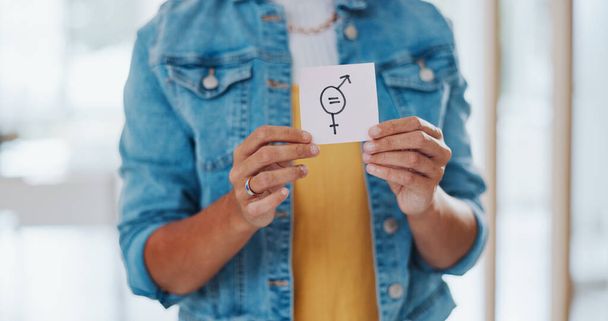 Ισότητα των φύλων, μισθολογική διαφορά και γυναίκα με πινακίδα στο γραφείο με γυναικείο και ανδρικό σύμβολο. Επιχειρηματικότητα, ισότητα και γυναίκα υπάλληλος με κάρτα φεμινισμού σε ένδειξη διαμαρτυρίας για ίσο μισθό, ευκαιρίες και ισότητα. - Φωτογραφία, εικόνα