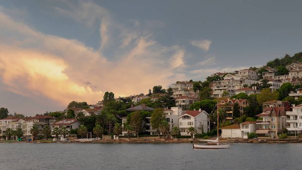 Velero con fondo de las montañas de la isla de Kinaliada desde el mar de Mármara, con casas de verano tradicionales y barcos, y Estambul, Turquía - Foto, Imagen