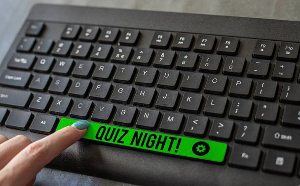 Teken weergeven Quiz Night, Business concept avond test kennis concurrentie tussen individuen - Foto, afbeelding