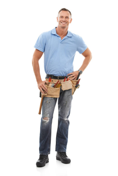 Handyman, industria y retrato de un hombre en estudio con un cinturón de herramientas para reparaciones o mantenimiento. Feliz, sonrisa y longitud completa de trabajador industrial masculino de pie con herramientas aisladas por el fondo blanco. - Foto, imagen