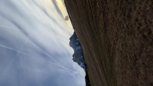 Sneeuwloos groen veld met berg op de achtergrond - Video