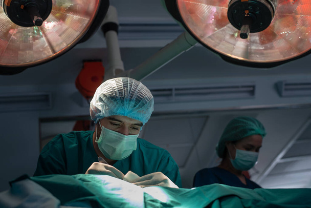 Ομάδα επαγγελματιών ιατρών που εκτελούν χειρουργική επέμβαση στο χειρουργείο, την υγειονομική περίθαλψη και την ιατρική - Φωτογραφία, εικόνα