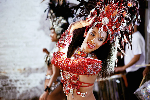 Kuulkaa samban ääni. kaunis samba tanssija esiintymässä tivolissa bändinsä kanssa - Valokuva, kuva