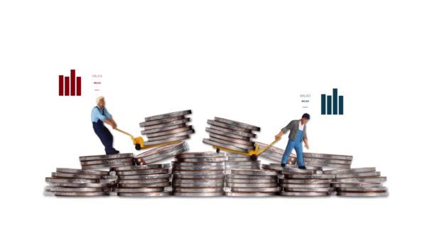 Miniatuur mensen met munten in karren op een stapel munten. Begrip investeringsstrategie en -rendement. - Video