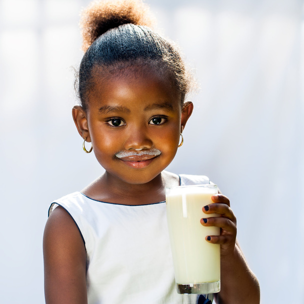 Jolie africaine fille boire un verre de lait
. - Photo, image