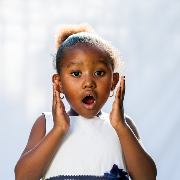 Porträt eines süßen afrikanischen Mädchens mit schockierendem Gesichtsausdruck. - Foto, Bild