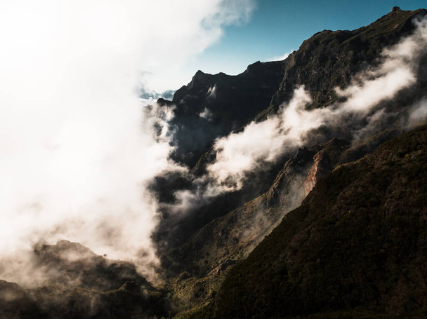 Ammuttu lennokista, laukaus pico grandea, auringonpaisteessa kylvetty maisema, majesteettiset vuoret pilvien alla - Valokuva, kuva