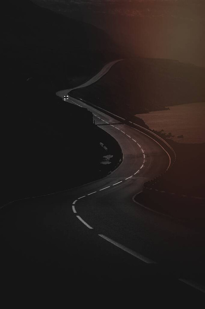 Auto-estrada panorâmica junto ao lago em preto e branco - Foto, Imagem