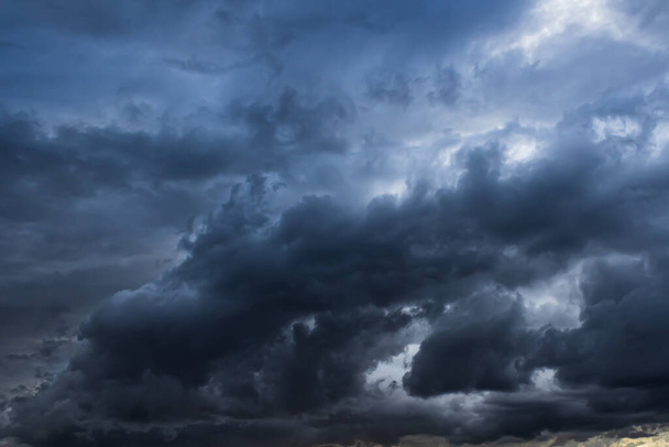 Зловещие черные грозовые облака создают неземной текстурированный элемент фона.  - Фото, изображение