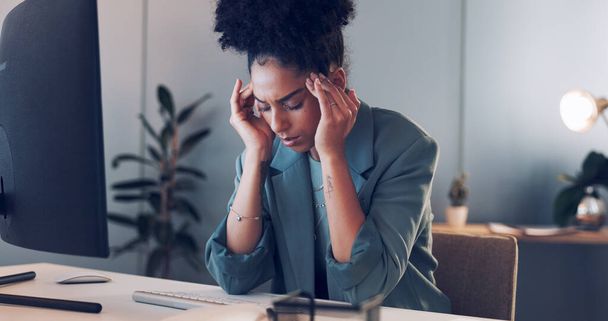 仕事、スケジュール、オフィスでの計画で、ビジネス、コンピュータと女性が疲れて、燃え尽きて頭痛。女性、最高経営責任者(CEO)と起業家は過労、痛み、精神的な健康とオンラインでストレスとうつ病. - 写真・画像