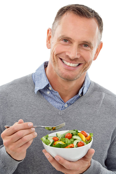 Ensalada, verduras y retrato de un hombre con tazón para dieta y bienestar aislado sobre un fondo blanco. Persona modelo feliz con comida vegetariana para un estilo de vida saludable, motivación y salud. - Foto, Imagen