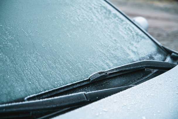 frozen windshield wiper. concept of dangerous driving during the winter season. - Fotoğraf, Görsel
