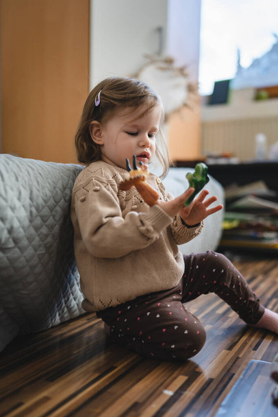 petit caucasien fille tout-petit enfant jouer avec doigt marionnettes à la maison - Photo, image