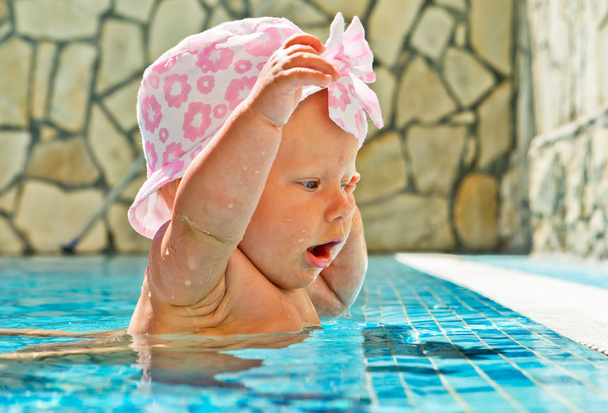petite fille dans la piscine - Photo, image
