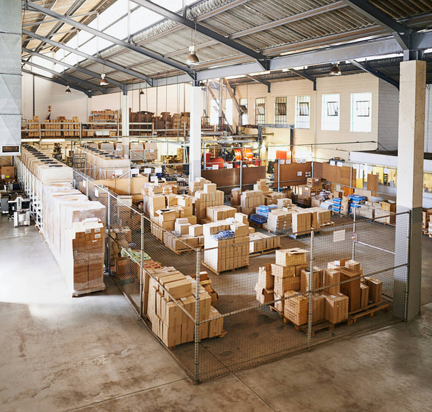 Наружу. интерьер большого склада упаковки и дистрибуции - Фото, изображение