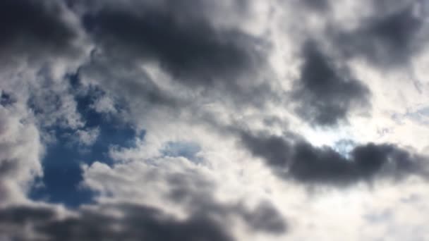 Klarer Himmel, Sonne scheint durch Wolken - Filmmaterial, Video