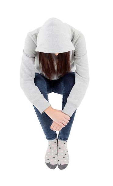 フード付きの灰色のスエット シャツで悲しいティーンエイ ジャーの女の子 - 写真・画像