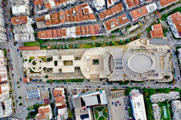 The roof of the Adnan Saygun Art Center with its architectural structure that looks like a violin when viewed from the air. High quality photo - Φωτογραφία, εικόνα