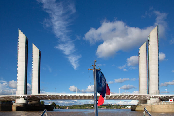 Jacques-Chaban-Delmas-Brücke mit französischer Flagge auf der Garonne in Bordeaux in der Gironde in Neu-Aquitanien in Südfrankreich - Foto, Bild