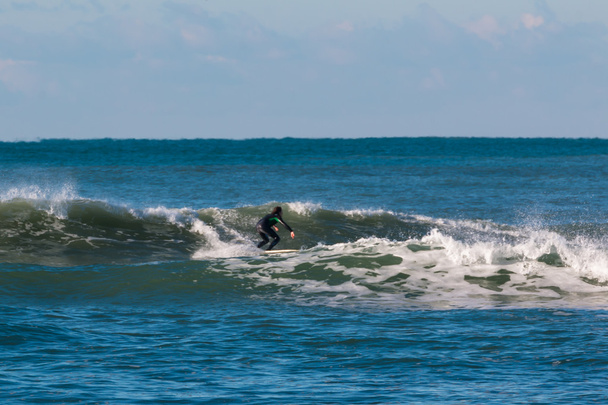 Surfer czarny kombinezon jazda na fali - Zdjęcie, obraz