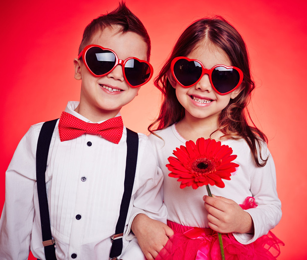 Kinderen in hart-vormige zonnebril - Foto, afbeelding
