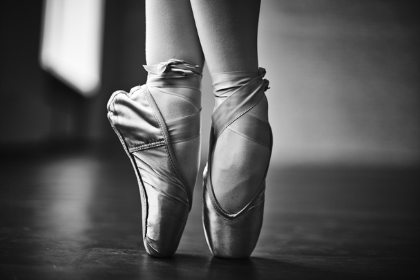Ноги танцюючої балерини
 - Фото, зображення