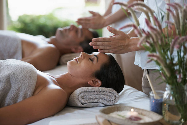 Trasferimento di energia curativa. una coppia matura godendo di un massaggio rilassante - Foto, immagini