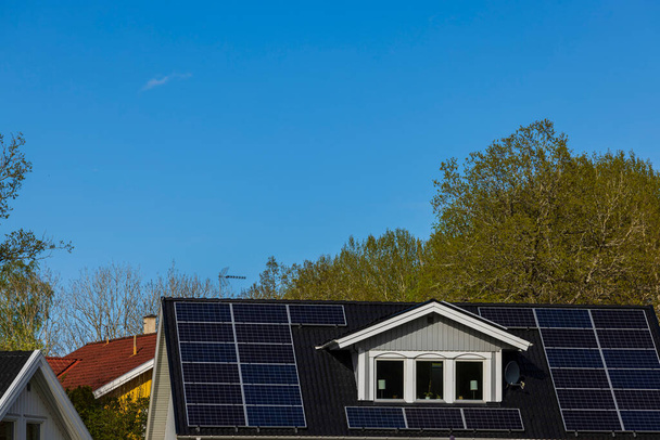 Технічний вид на дах вілли, оснащений сонячними панелями. Швеція. - Фото, зображення