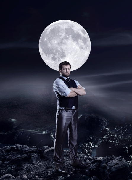 Homme d'affaires agaist une grande lune
 - Photo, image