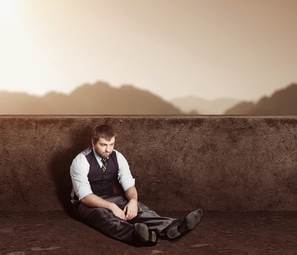 hombre sentado en el suelo - Foto, Imagen