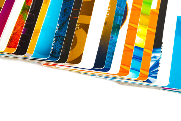 Beyaz arka planda çeşitli renkli kredi kartları - Fotoğraf, Görsel