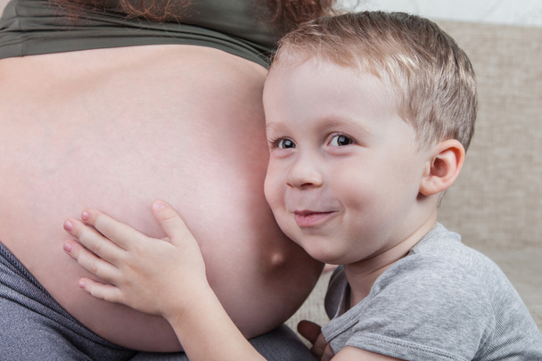 Boy and his pregnant mother - Foto, Imagem