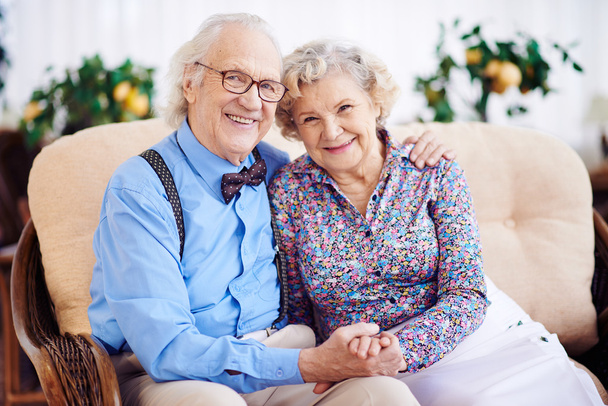 Pensionistas felices y elegantes
 - Foto, imagen