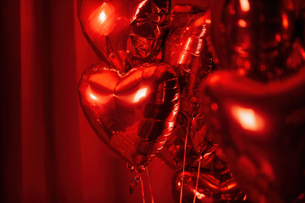 Extravagant makuuhuone ylellinen sisustus rakkauden glamouria koristelu Ystävänpäivä studiossa. Ilmapallot sydämen muotoinen ja valaistu peili romanttinen viihtyisä ilmapiiri eloisa punainen tausta. - Valokuva, kuva