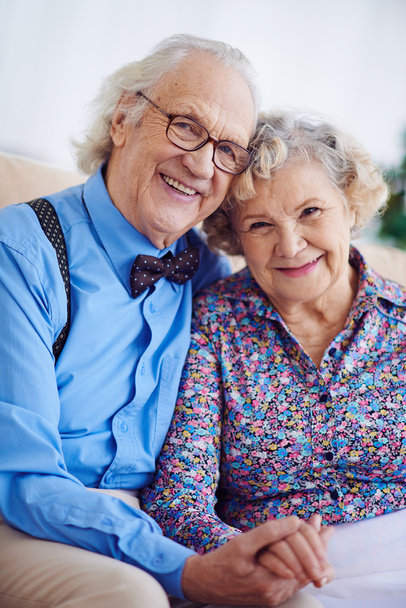 Елегантна одягнена пара пенсіонерів
 - Фото, зображення
