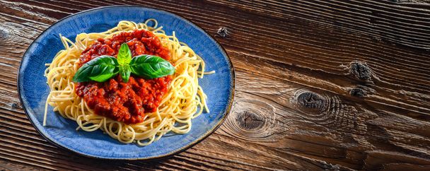 Skład z talerzem spaghetti bolognese. - Zdjęcie, obraz