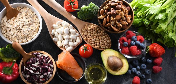 Холестерин знижує рівень продуктів харчування. Дієта підвищує рівень ліпопротеїну високої щільності
. - Фото, зображення