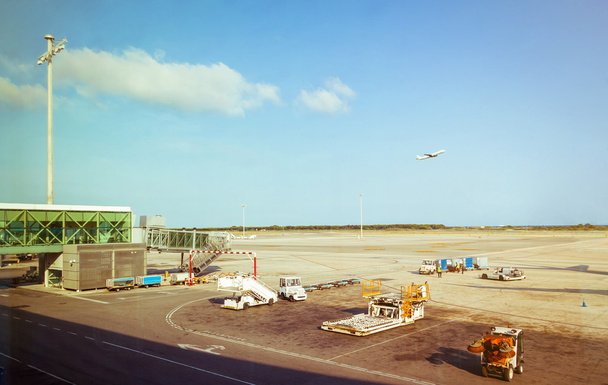 Luchthaven werknemers ontvangen van bagage en vliegtuig opstijgen - Foto, afbeelding