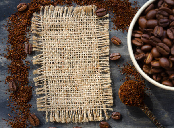 Cono de café con café molido se encuentran en granos de café en la arpillera. Foto para publicitar una cafetería. Menú de bebidas de café. - Foto, imagen