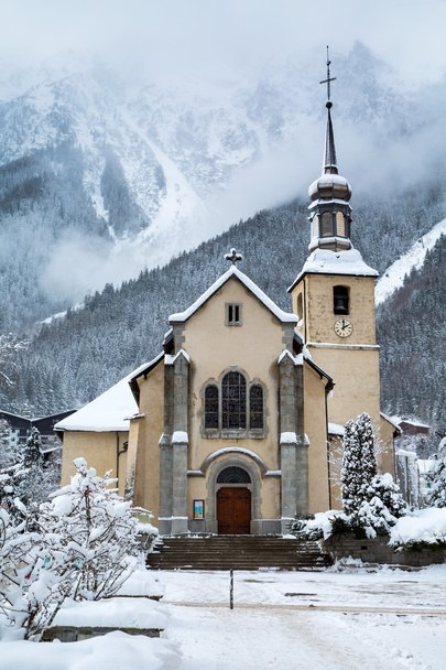 Kirkko Chamonix kaupunki talvella
 - Valokuva, kuva