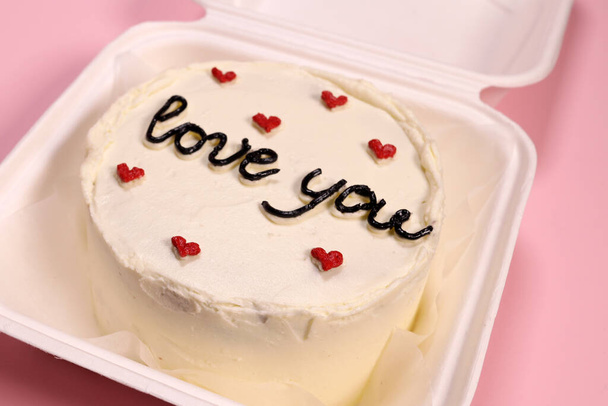 Trendy bento cake delicaat koekje met de inscriptie love you close-up - Foto, afbeelding