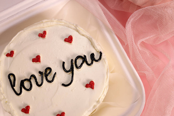 Trendy Bento cake delicaat koekje met de inscriptie love you, een cadeau voor mama of een geliefde - Foto, afbeelding