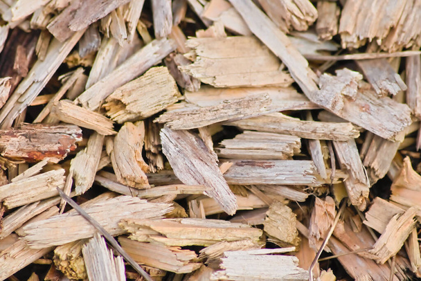 Багато дерев'яних чіпсів як дерев'яного фону в макропогляді показують поновлювані ресурси та стійкі матеріали з дерев'яною стружкою та переробкою деревини для дитячих майданчиків та підігрівальних матеріалів
 - Фото, зображення